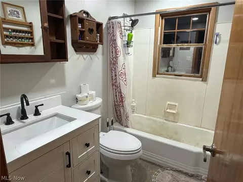 Bath - 322 Washington St, Barnesville, OH 43713 photo 4 of 5