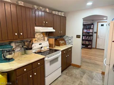 Entry Way - 322 Washington St, Barnesville, OH 43713 photo 3 of 4