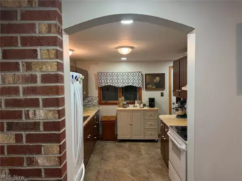 Entry Way - 322 Washington St, Barnesville, OH 43713 photo 1 of 4