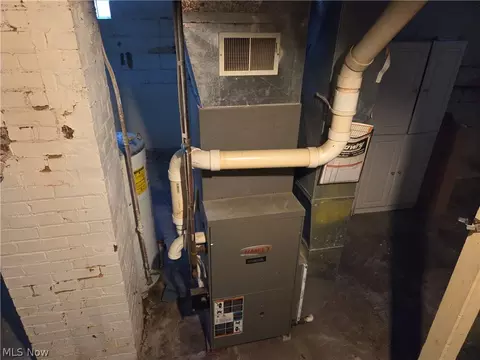 Entry Way - 995 N Howard St, Akron, OH 44310 photo 3 of 3