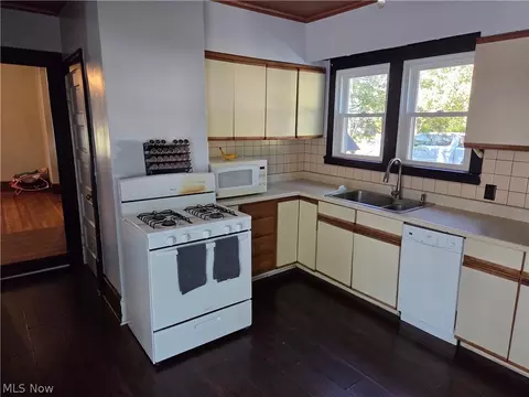 Kitchen - 995 N Howard St, Akron, OH 44310 photo 2 of 2