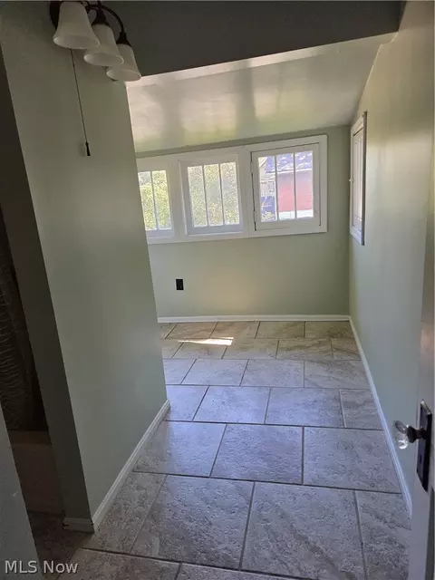 Entry Way - 995 N Howard St, Akron, OH 44310 photo 2 of 3