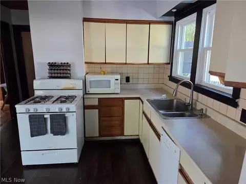 Kitchen - 995 N Howard St, Akron, OH 44310 photo 1 of 2