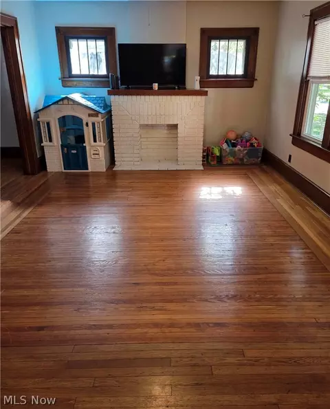 Living - 995 N Howard St, Akron, OH 44310 photo 1 of 2