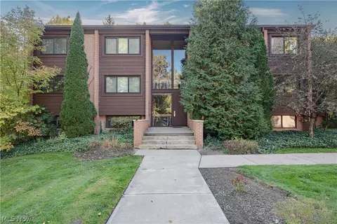 925 Canyon View Rd #202, Northfield, OH 44067