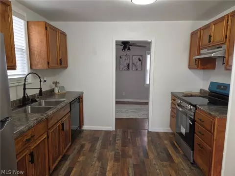Entry Way - 464 E 250th St, Euclid, OH 44132 photo 3 of 6