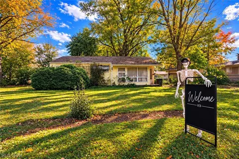 1676 Delia Ave, Akron, OH 44320