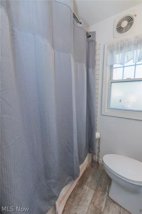 Bath - 2449 E 38th St, Lorain, OH 44055 photo 2 of 2