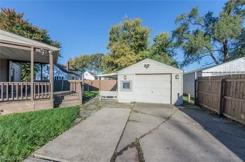 Exterior - 2449 E 38th St, Lorain, OH 44055 photo 5 of 10