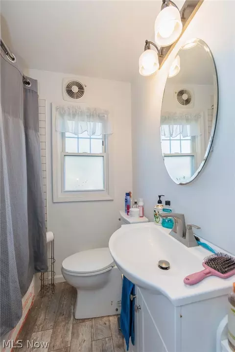 Bath - 2449 E 38th St, Lorain, OH 44055 photo 1 of 2