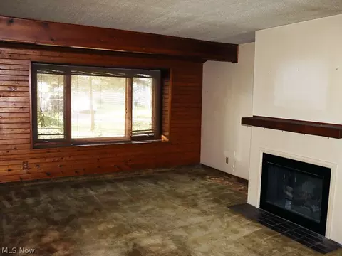 Living - 1787 Bathgate Ave, Madison, OH 44057 photo 1 of 3