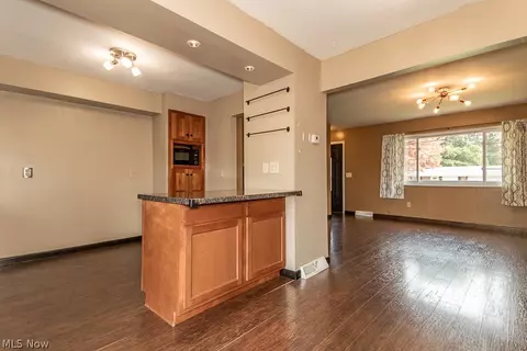 Living - 6180 Thunderbird Dr, Mentor, OH 44060 photo 5 of 10