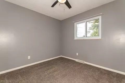 Bedroom - 6180 Thunderbird Dr, Mentor, OH 44060 photo 6 of 7
