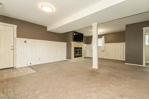 Living - 6180 Thunderbird Dr, Mentor, OH 44060 photo 7 of 10