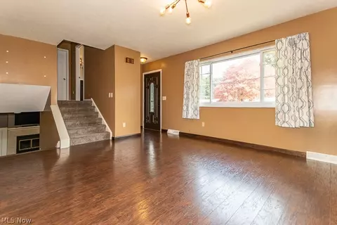 Living - 6180 Thunderbird Dr, Mentor, OH 44060 photo 1 of 10