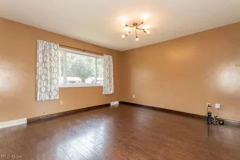 Living - 6180 Thunderbird Dr, Mentor, OH 44060 photo 3 of 10
