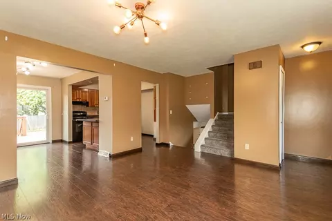 Living - 6180 Thunderbird Dr, Mentor, OH 44060 photo 2 of 10