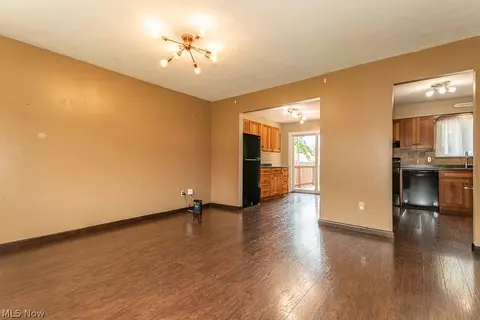 Living - 6180 Thunderbird Dr, Mentor, OH 44060 photo 4 of 10