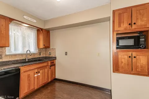 Kitchen - 6180 Thunderbird Dr, Mentor, OH 44060 photo 3 of 3