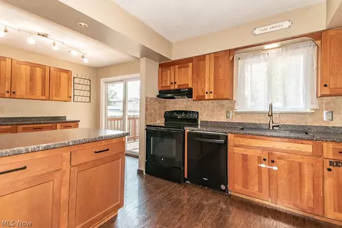 Kitchen - 6180 Thunderbird Dr, Mentor, OH 44060 photo 2 of 3