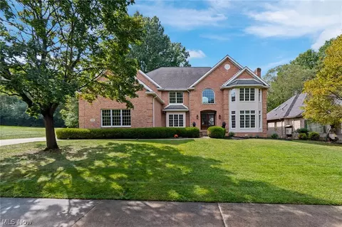834 Eaton Park Ln, Akron, OH 44303