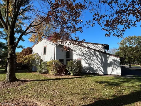 700 Tinkers Ln, Sagamore Hills, OH 44067