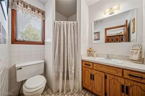 Bath - 520 Orchardview Ave, Seven Hills, OH 44131 photo 4 of 4