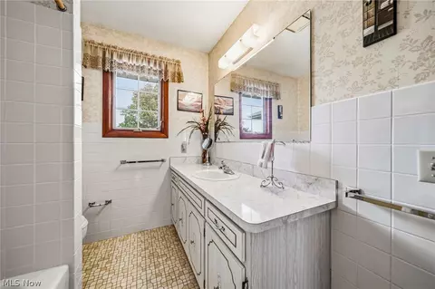 Bath - 520 Orchardview Ave, Seven Hills, OH 44131 photo 3 of 4