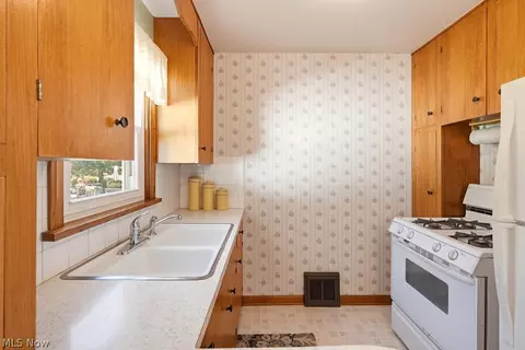 Kitchen - 192 Wolf Ave, Wadsworth, OH 44281 photo 2 of 4