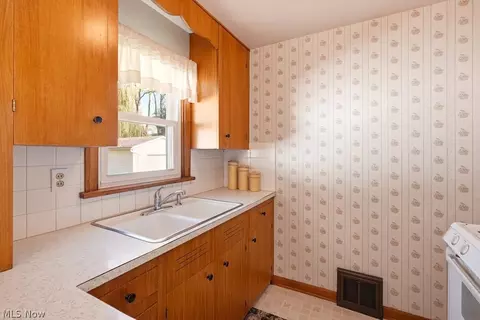 Kitchen - 192 Wolf Ave, Wadsworth, OH 44281 photo 3 of 4