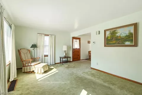 Living - 192 Wolf Ave, Wadsworth, OH 44281 photo 2 of 4
