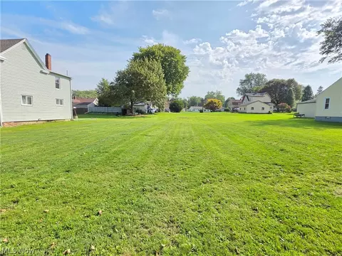 169 River St, Conneaut, OH 44030 photo 2