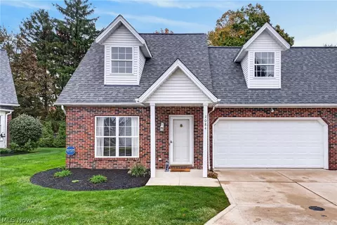2084 Jennifer St, Akron, OH 44313