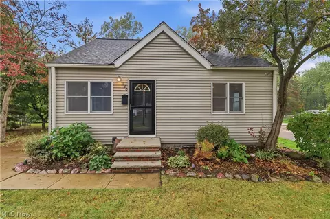 130 Forest Hill Dr, Avon Lake, OH 44012