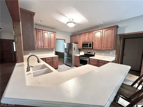 Kitchen - 6780 Shiloh St NW, Canton, OH 44708 photo 4 of 5