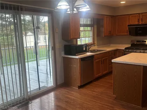 Kitchen - 612 Westfield Dr, Boardman, OH 44512 photo 3 of 4