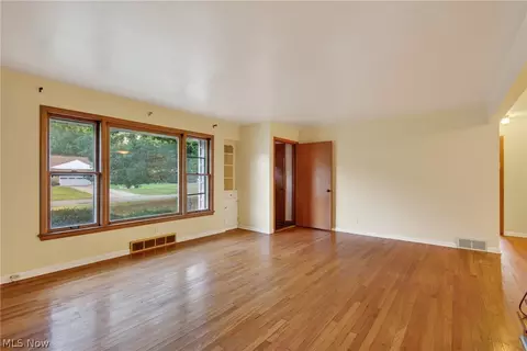 Living - 2115 Algonquin, Euclid, OH 44117 photo 2 of 4