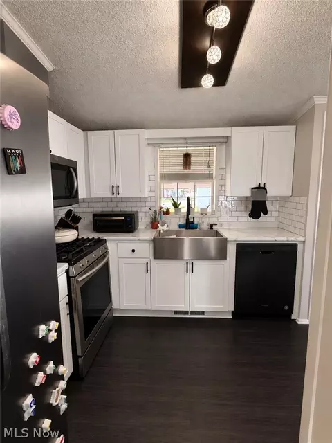 Kitchen - 221 Gull Dr, Elyria, OH 44035 photo 2 of 3