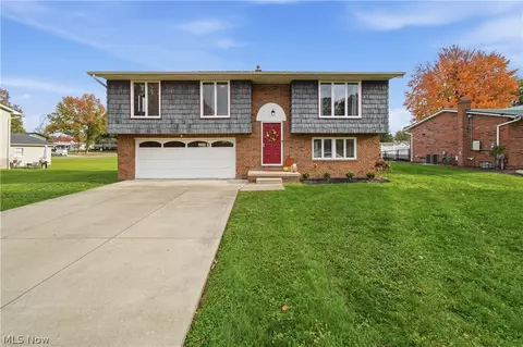 3057 List St NW, Massillon, OH 44646