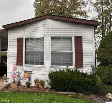 450 Whispering Pines Dr NW, Warren, OH 44481