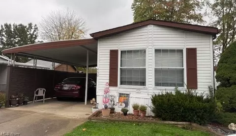 450 Whispering Pines Dr NW, Warren, OH 44481