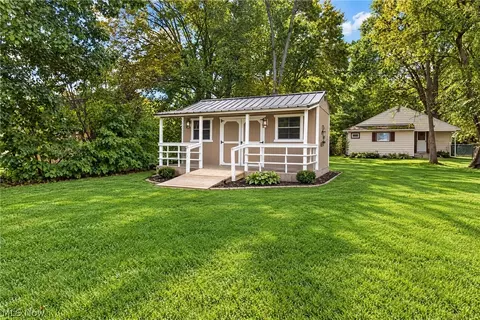 Exterior - 6195 Ethel Ave, Elyria, OH 44035 photo 7 of 7