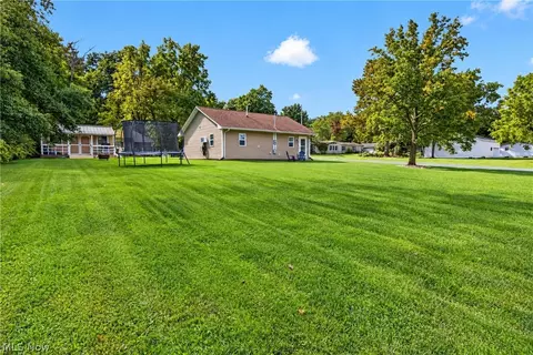 Exterior - 6195 Ethel Ave, Elyria, OH 44035 photo 6 of 7