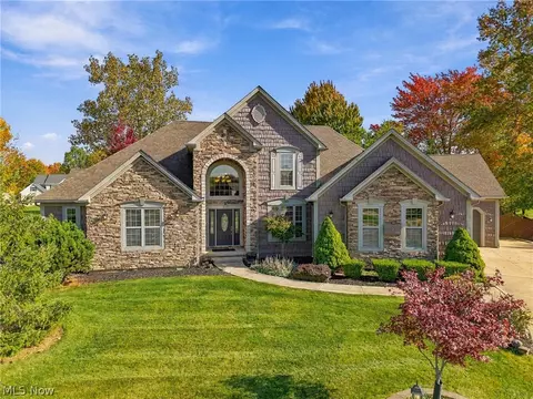 10219 N Red Oak Dr, North Royalton, OH 44133