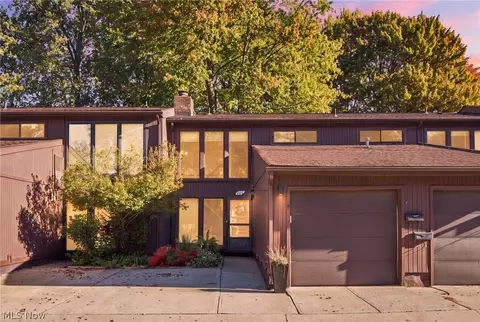 5570 Barton Rd #405, North Olmsted, OH 44070