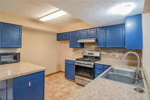 Kitchen - 5008 Pine Pt, Stow, OH 44224 photo 1 of 3