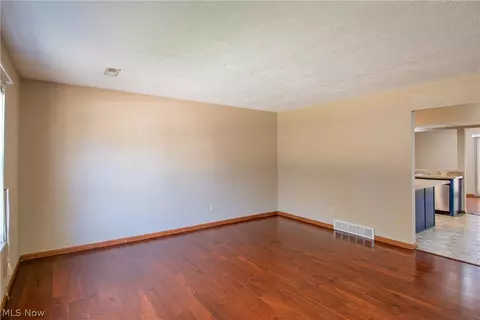 Living - 5008 Pine Pt, Stow, OH 44224 photo 2 of 3