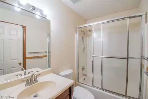 Bath - 5008 Pine Pt, Stow, OH 44224 photo 1 of 3