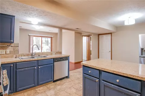 Kitchen - 5008 Pine Pt, Stow, OH 44224 photo 2 of 3
