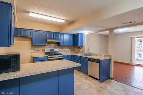 Kitchen - 5008 Pine Pt, Stow, OH 44224 photo 3 of 3